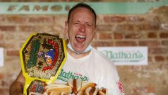 Joey Chestnut, který letos zvítězil v newyorské soutěži v pojídání hotdogů, která se tradičně koná při oslavách amerického státního svátku Dne nezávislosti
