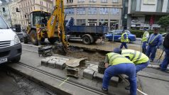 V úterý ráno prasklo v Ječné ulici potrubí, havárie omezilo provoz tramvají