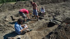 Práce na nalezišti skončí v úterý, kdy archeologové většinu mincí vyzvednou.