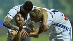 Dominik Mašek z Boleslavi (dole) se raduje z druhého gólu.
