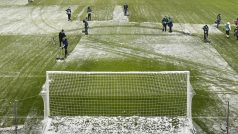 Úklidová četa před zápasem Realu Madrid na hřišti Osasuny Pamplona