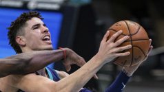 LaMelo Ball (v modrém) faulován v zápase Charlotte s Atlantou