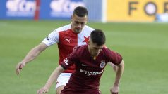 Tomáš Holeš ze Slavie (vzadu) a Srdjan Plavšič ze Sparty