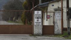 Brána do areálu muničního skladu ve Vrběticích, které patří pod Vlachovice na Zlínsku, na snímku z 19. dubna 2021