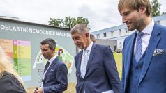 Předseda vlády Andrej Babiš při své návštěvě Královéhradeckého kraje 22. července 2021 nemocnici v Náchodě. Vlevo je ředitel náchodské nemocnice Jan Mach, vpravo ministr zdravotnictví Adam Vojtěch.