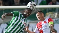 Ibrahim Keita z Bohemians a Jan Bořil ze Slavie bojují o míč