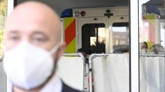 Prezidenta Miloše Zemana hospitazovali v Ústřední vojenské nemocnici v Praze. Ambulance s prezidentem dorazila okolo 12.45 na akutní příjem. Postavené paravany měly chránit soukromí prezidenta