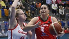 Česká basketbalistka Julia Reisingerová v souboji s Běloruskou Anastasijou Veramejenkovou