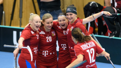 České hráčky se radují z gólu. Zleva Martina Řepková, Kamila Paloncyová, autorka branky Michaela Mlejnková, Karolína Suchá a Hana Koníčková