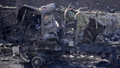 Ukrajinští vojáci v Kyjevě u vozidla zasaženého ruským bombardováním