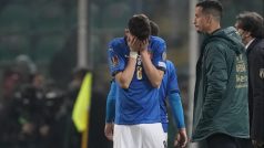 Smutnící kapitán Itálie Giorgio Chiellini (vlevo) a Jorginho