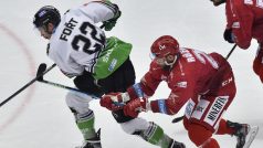 Tomáš Fořt z Mladé Boleslavi uniká hokejistům Třince