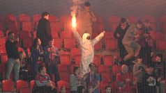 Fanoušek na Sinobo Stadium s nepovolenou pyrotechnikou