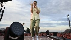 Zpěvák Imagine Dragons Dan Reynolds v Letňanech