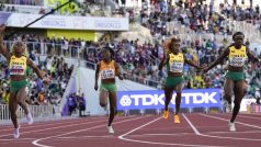 Jamajčanka Shelly-Ann Fraser-Pryceová vítězí ve finále běhu na 100 metrů (vlevo)