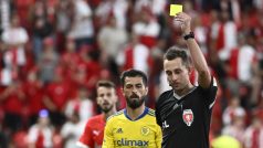 Rozhodčí Dalibor Černý uděluje žlutou kartu Václavu Procházkovi