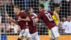 Hráči Sparty slaví branku Adama Karabce