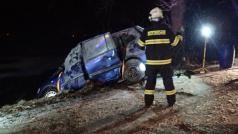 Hasiči vyprošťují havarované auto u líšenského rybníka na Benešovsku, z něhož Daniel Vepřek zachránil řidiče.