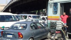 Teď pozor, zkřížil nám cestu autobus, ale dobré, vybrali jsme to. Musím říct, že v těch čtyřicetistupňových teplotách je jízda na motorce určitě příjemnější, než v neklimatizovaném taxíku