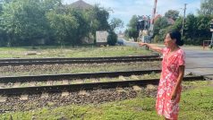„Povodeň dosáhla přesně sem, jak vede železniční trať,“ ukazuje Ludmila Juříková