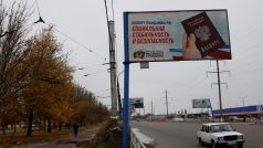 Billboard s nápisem „Pas občana Ruské federace – sociální stabilita a bezpečnost“ v Chersonu (listopad 2022)