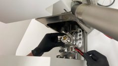 Šperk se do elektronového mikroskopu musí správně uchytit