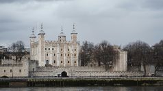 Tower of London, středověký hrad v blízkosti Temže zapsaný na seznamu UNESCO, v kterém se měli roku 1483 ztratit dva mladí angličtí princové