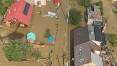 Vrtulník v akci. V zaplaveném Krnovsku se letecká záchranná služba spustila v neděli ke třem pacientům s obtížemi