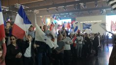 Podporovatelé Marine Le Penové čekají na její příchod v hale výstaviště