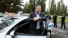 Ministr vnitra Jan Hamáček při představení nových vozů Policie ČR