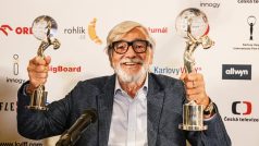 Jiří Bartoška se starou a novou verzí festivalové ceny Křišťálový glóbus