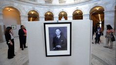 Fotografie čínského velvyslance ve Vídni Ho Feng-Shana, který vydával víza Židům pro odchod z Československa i celé střední Evropy.