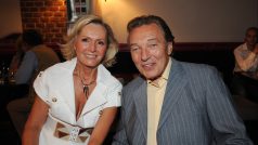 Zpěvačka Helena Vondráčková a zpěvák Karel Gott na snímku z roku 2009