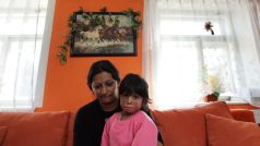 Na snímku Anna Siváková s Natálkou den před vyhlášením rozsudku s vítkovskými žháři v roce 2010.