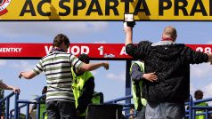 Kontrola fanoušků před vstupem na stadion AC Sparta Praha v roce 2008.