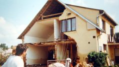 Dům zničený při povodních v roce 2002 v obci Metly
