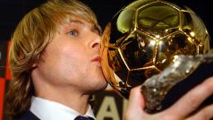 Pavel Nedvěd s trofejí pro nejlepšího fotbalistu Evropy roku 2003