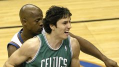 Jiří Welsch z Boston Celtics se snaží v roce 2004 prosadit přes Anthonyho Peelera z Washington Wizards