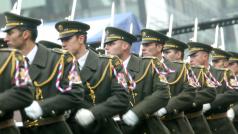 Vojáci při přehlídce k 90. výročí republiky v roce 2008.