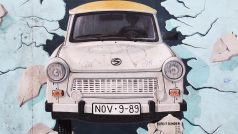 Legendární trabant z NDR vyobrazený na Berlínské zdi