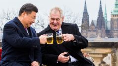 Český prezident Miloš Zeman s čínským prezidentem Si Ťin-pchingem při setkání v Praze (březen 2016)