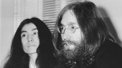 John Lennon a jeho manželka Yoko Ono v květnu 1969