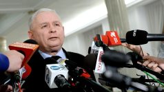 Předseda polské vládnoucí strany PiS Jarosław Kaczyński při tiskové konferenci v Sejmu (archivní foto)