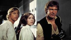 Star Wars: Epizoda IV - Nová naděje. Mark Hamill jako Luke Skywalker, Carrie Fisher jako Leia Organa a Harrison Ford jako Han Solo