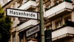rozcestník na rohu Wissmannstrasse v Berlíně