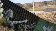 Bariéra na americko-mexické hranici s protestním grafitti #NoWalls (Žádné zdi), ilustrační snímek.