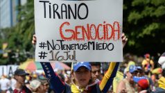 &quot;Tyran. Genocida.&quot; Protivládní protesty ve Venezuele.