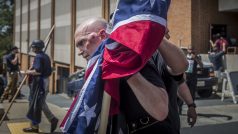 Pravicový extremista s vlajkou Konfederace v Charlottesvillu ve Virginii