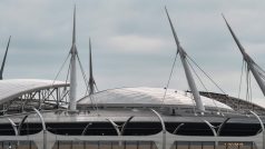 Střechu stadionu v Petrohradě poškozují kormoráni