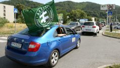 Vůz s vlajkou Lidové strany Naše Slovensko